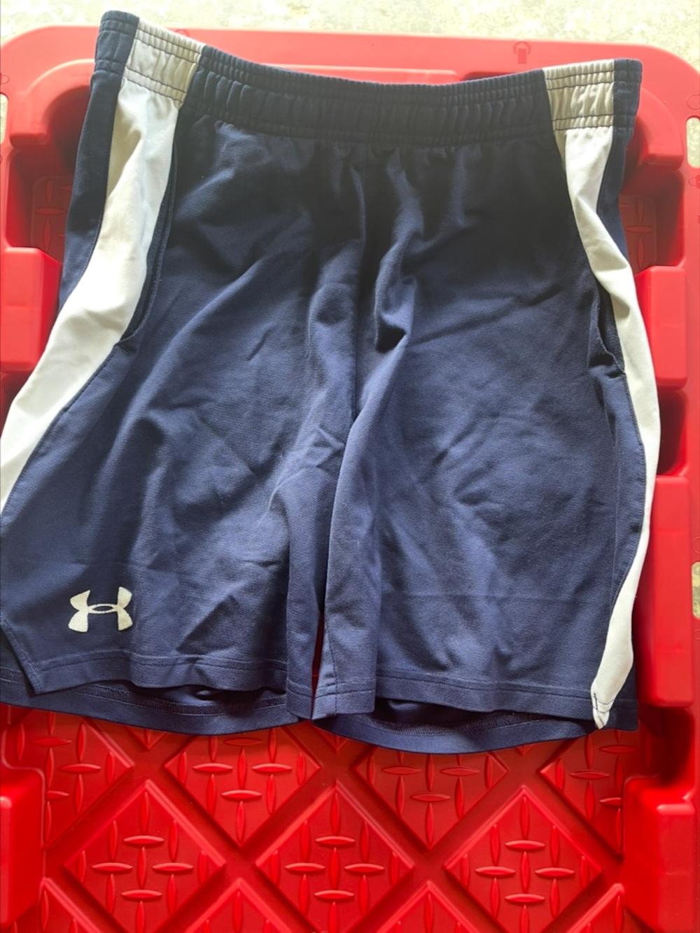 Boys Under Armour Men’s Navy Athletic Shorts with White Side Panels Y medium